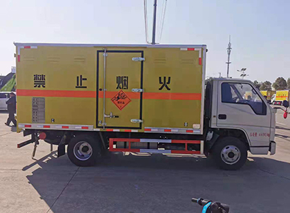 乌什爆破器材运输车工人安全操作规范与智能技术保障